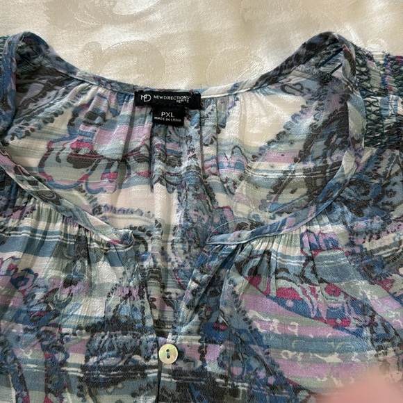 New Directions PXL print top - Picture 3 of 9